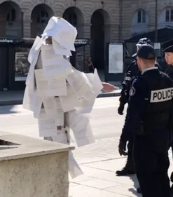 Un homme sort entièrement recouvert de 150 attestations de...