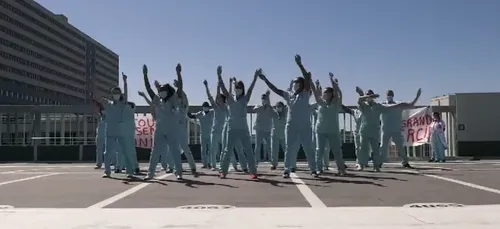 Ils dansent sur le toit de l’hôpital pour le respect du confinement...