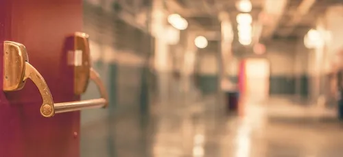 La peau de deux médecins atteints du coronavirus devient noire...