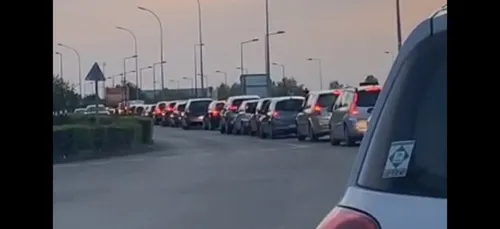 De longues files d’attente pour aller au fast-food, les internautes...