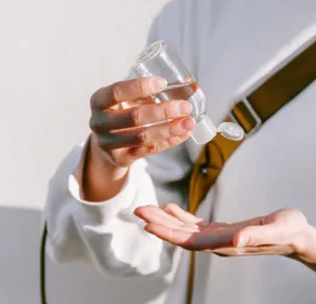 Paris : des distributeurs de gel hydroalcoolique installés dans les...