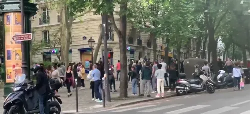 Tout un quartier parisien se déconfine pour danser dans la rue (vidéo)