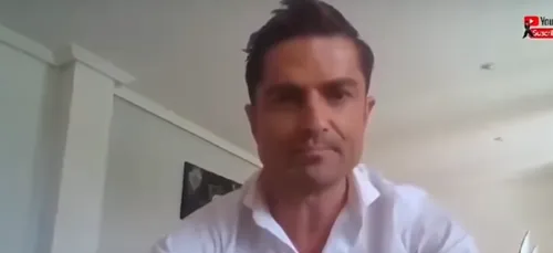 Une femme nue apparaît derrière pendant un direct, le journaliste...