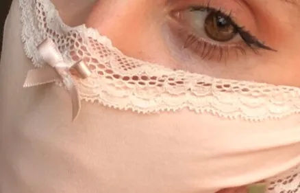 Une artiste transforme ses culottes en masques de protection !...