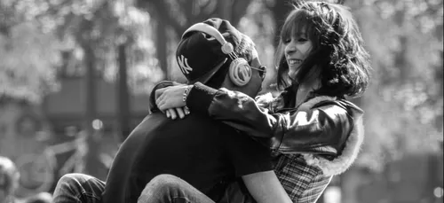 Les Français en manque de câlins depuis le début du confinement