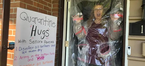 Elle invente un « stand à câlins » pour remonter le moral de ses...