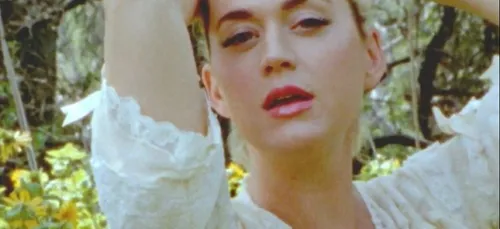 Enceinte, Katy Perry se dévoile complètement nue dans son nouveau...