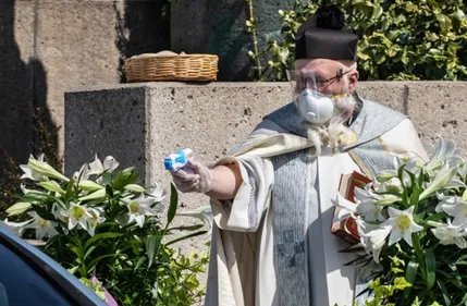 Ce prêtre utilise un pistolet à eau pour bénir ses fidèles (vidéo)