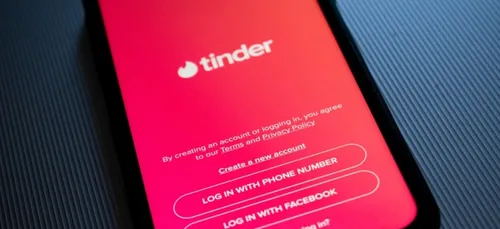 Tinder : vous allez bientôt pouvoir matcher avec des gens du monde...