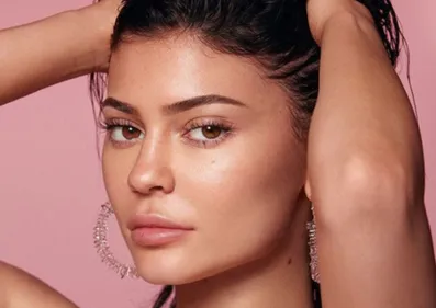 Forbes retire son titre de « milliardaire » à Kylie Jenner !