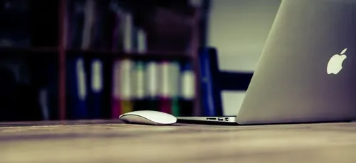 Une sénatrice dévoile sa poitrine par accident lors d’une réunion à...