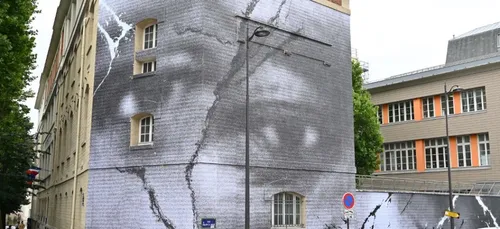 Paris : l’artiste JR dévoile une fresque en hommage à Adama Traoré...
