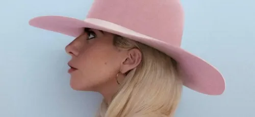 Quand Lady Gaga offre sa veste en cuir à un fan en pleine rue (photos)