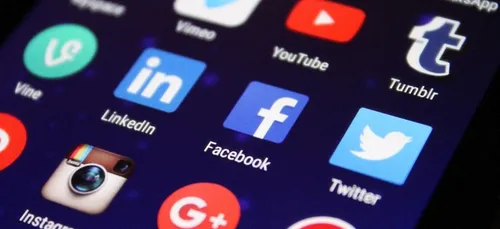 Elle retrouve son fils sur un groupe Facebook, 20 ans après sa...