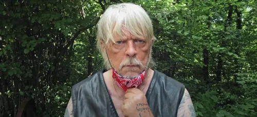 Renaud défend le professeur Raoult dans une chanson sur le Covid-19...