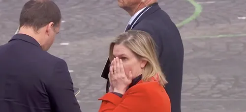 14-juillet : une ministre oublie son masque et panique juste avant...