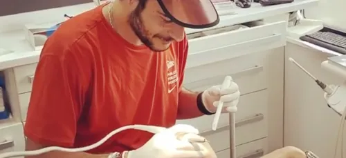 Quand Amir revient à son premier métier de dentiste pour soigner…sa...