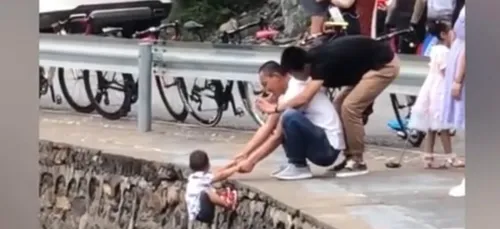 Il décide de suspendre son fils dans le vide pour une simple photo...