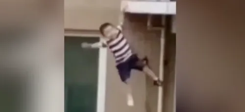 Il rattrape in extremis un enfant tombé du 4ème étage d'un immeuble...
