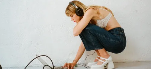 Angèle dévoile par surprise une version live de « Tu me regardes »...