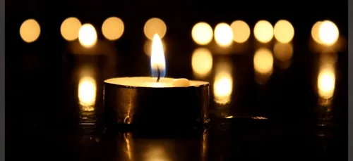 Il demande sa femme en mariage avec des bougies…et met le feu à...