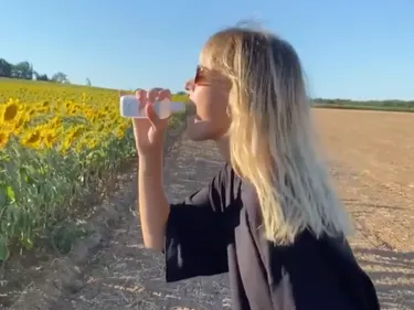 Privée de festivals, Angèle simule un concert dans une vidéo hilarante