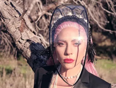 Lady Gaga révèle être actuellement sous traitement pour des...