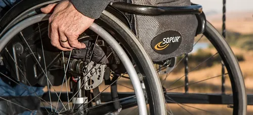Bloqué avec son fauteuil roulant sur une voie ferrée, il est sauvé...