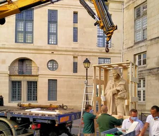 Le déboulonnage d’une statue de Voltaire fait polémique à Paris