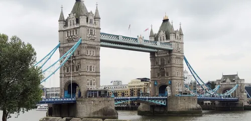 Le Tower Bridge de Londres est resté bloqué après le passage d’un...