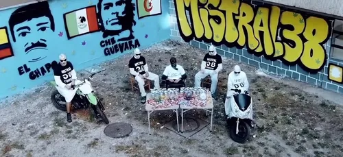 Les images de dealers armés dans les rues de Grenoble tirées d’un...