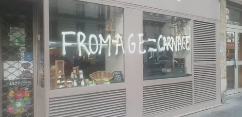 Paris : des vitrines de commerçants dégradées par des militants...