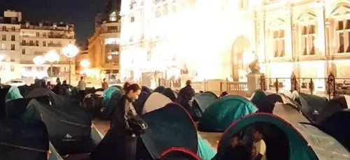 107 familles campent devant la mairie de Paris pour obtenir un...