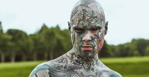 Tatoué de la tête aux pieds, ce professeur des écoles pourrait être...