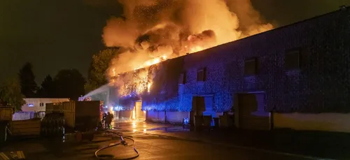 Seine-et-Marne : un gigantesque incendie à Torcy (photos)