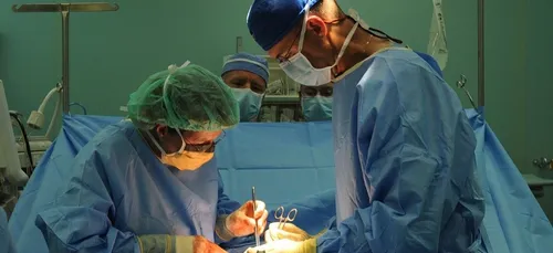 Covid-19 : des opérations reportées dans les hôpitaux parisiens