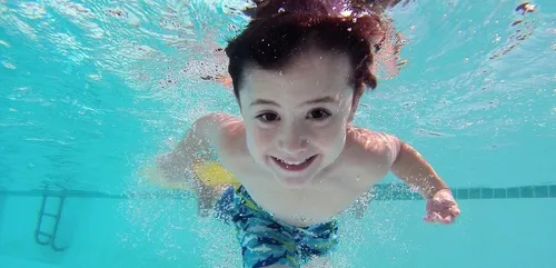 Zones d’alerte renforcée : gymnases et piscines pourront rester...