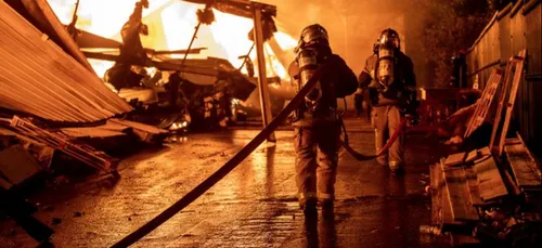 Le Blanc-Mesnil : un entrepôt de 7 000 m2 ravagé par les flammes...