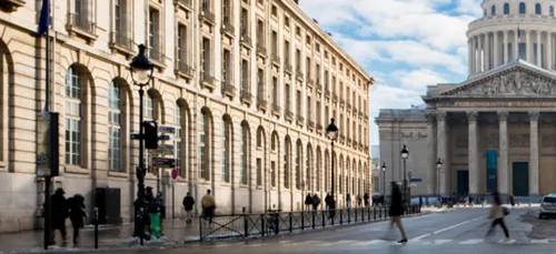 Panthéon-Sorbonne : un professeur dérape en plein cours sur le...