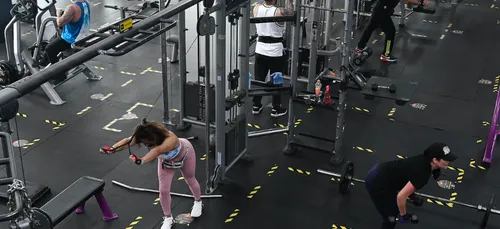 Les patrons de salles de sports montrent encore les muscles à Paris