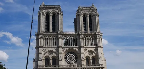 Attaque au marteau devant Notre-Dame : l'assaillant condamné à 28...