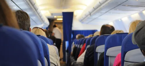 Une femme débarquée d’un avion à cause de son décolleté ! (Vidéo)