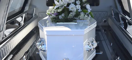 Un homme déclaré mort se réveille dans son cercueil réfrigéré (Vidéo)