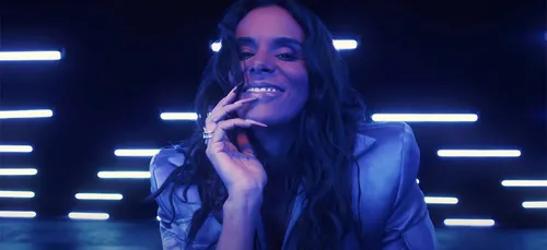 Shy’m annonce sa grossesse et le sexe de son bébé dans son dernier...