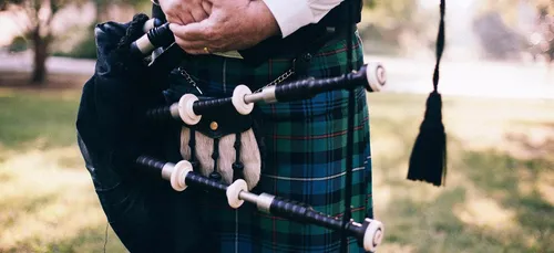 Un homme joue de la cornemuse en pleine rue pour annoncer le...