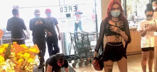 Une dominatrice fait ses courses avec son compagnon...en laisse...