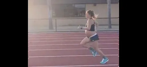Enceinte de 9 mois, elle court 1,6km en moins de 6 minutes pour un...