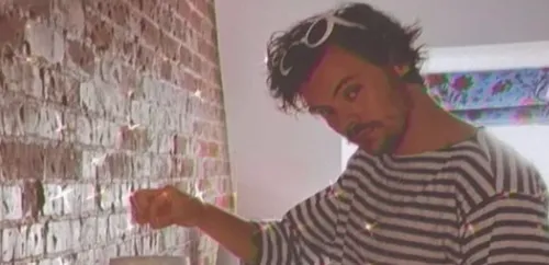Quand Harry Styles se réfugie chez une fan pendant son absence à...