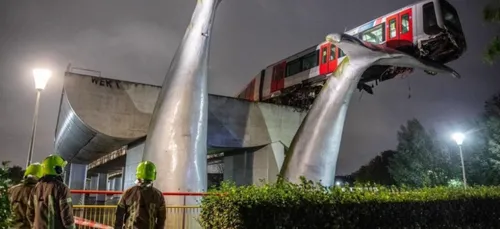 Un métro déraille et termine sa course in extremis sur une...