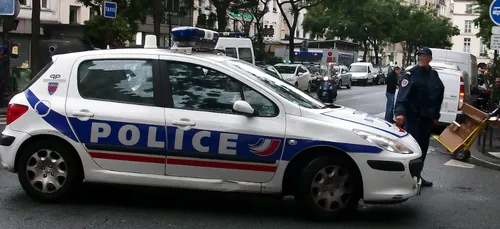 Un homme vu avec une machette dans le métro à Paris